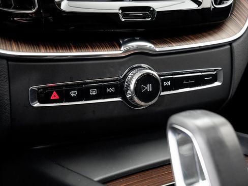 Used 2022 Volvo XC60 B5 Momentum w/ Advanced Package image 18