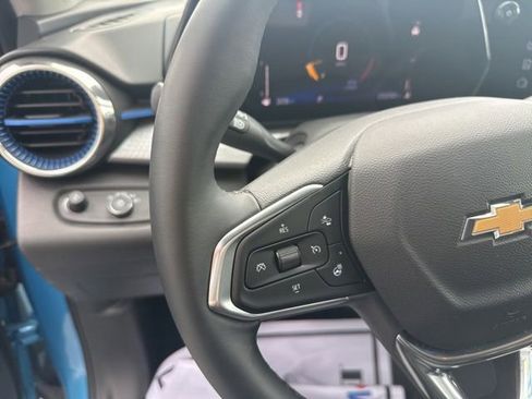 Used 2025 Chevrolet Trax LT w/ LT Convenience Package FWD image 17