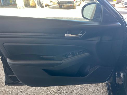 Used 2024 Nissan Altima 2.5 SV FWD image 4