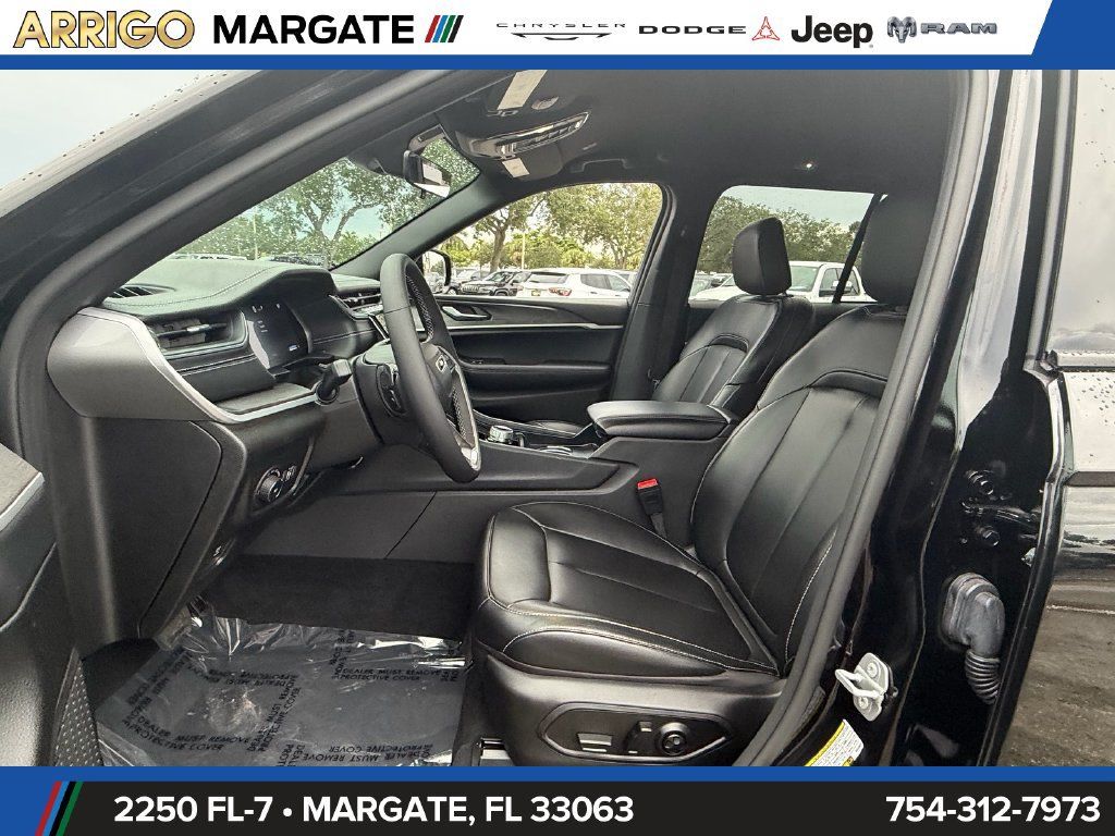 Used 2025 Jeep Grand Cherokee Limited RWD image 9