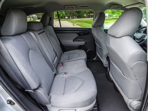 Used 2022 Toyota Highlander LE AWD/4WD image 38