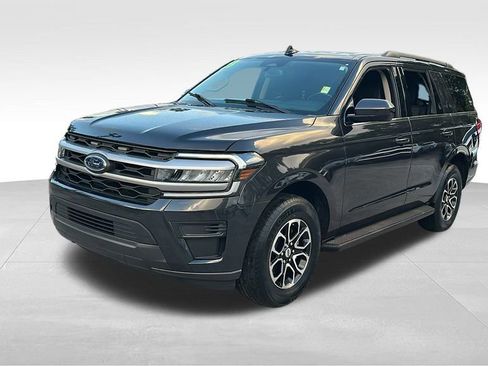 Used 2023 Ford Expedition XLT image 3