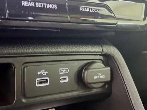 Used 2025 Honda Pilot Touring image 14