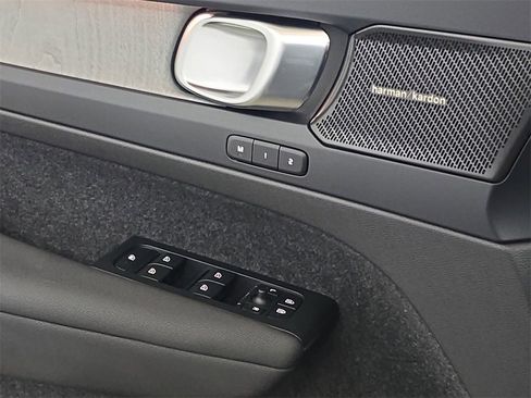 Used 2023 Volvo XC40 B5 Ultimate w/ Protection Package Premier image 30