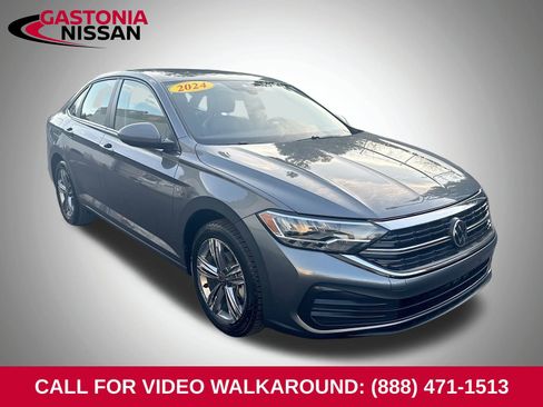 Used 2024 Volkswagen Jetta SE image 1