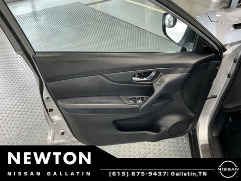Used 2020 Nissan Rogue SV FWD image 37
