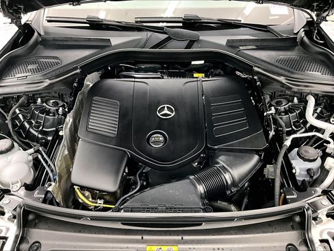 Used 2025 Mercedes-Benz GLC 300 4MATIC w/ AMG Line image 9