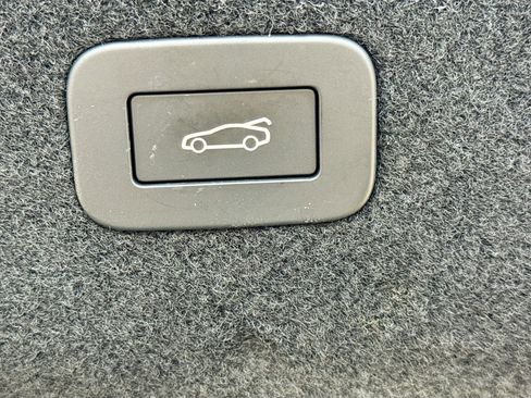 Used 2023 Jaguar XF SE image 12