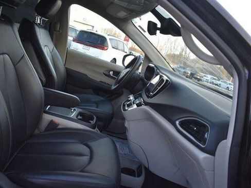Used 2024 Chrysler Pacifica Touring-L FWD image 15