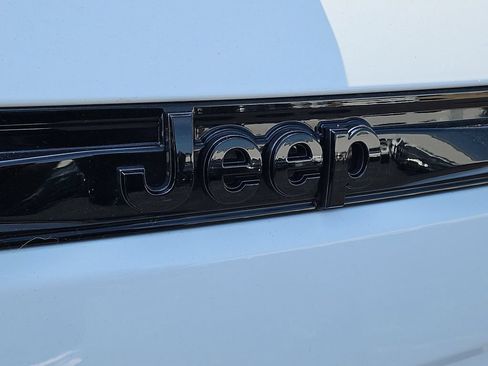 Certified 2024 Jeep Grand Cherokee Altitude AWD/4WD image 8
