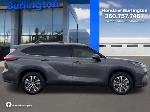 Used 2022 Toyota Highlander XLE AWD/4WD image 7