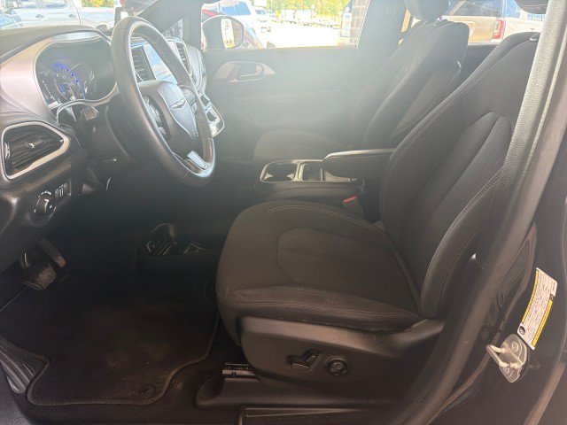 Used 2023 Chrysler Pacifica Touring FWD image 14