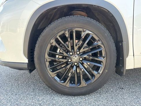Used 2021 Toyota Highlander XLE AWD/4WD image 6