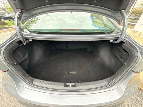 Used 2017 Hyundai Elantra SE image 32