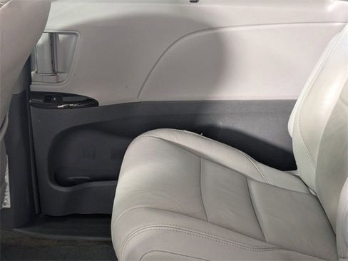 Used 2018 Toyota Sienna XLE w/ XLE Navigation Package image 29