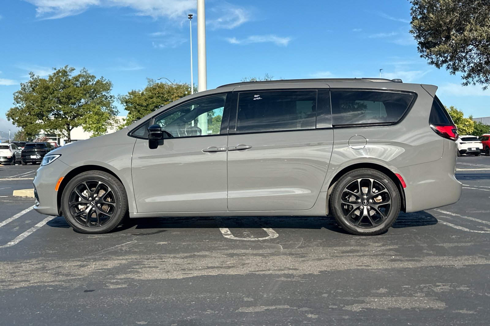 Used 2025 Chrysler Pacifica Limited FWD image 7