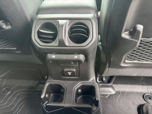 Used 2025 Jeep Gladiator Rubicon w/ Convenience Group AWD/4WD image 16