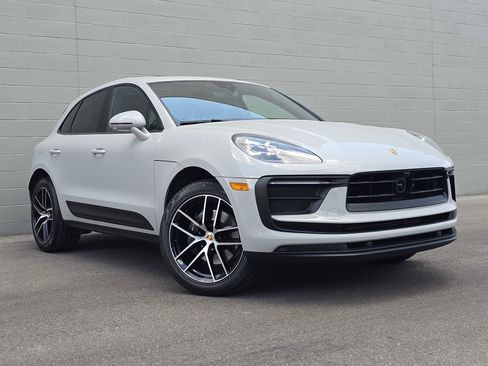 Certified 2025 Porsche Macan image 7