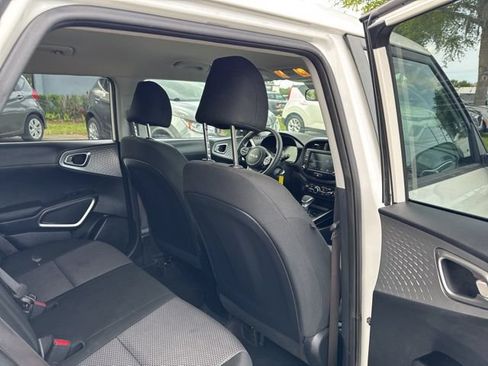 Used 2025 Kia Soul LX w/ LX Technology Package FWD image 16