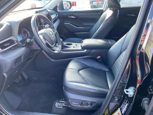Used 2023 Toyota Highlander XLE AWD/4WD image 9