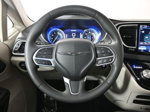 Used 2024 Chrysler Pacifica Touring-L FWD image 35