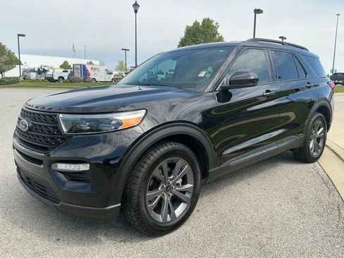 Used 2023 Ford Explorer XLT w/ Equipment Group 202A AWD/4WD image 3
