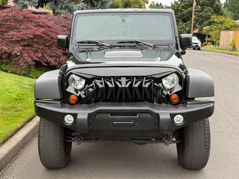 Used 2013 Jeep Wrangler Unlimited Sahara image 4