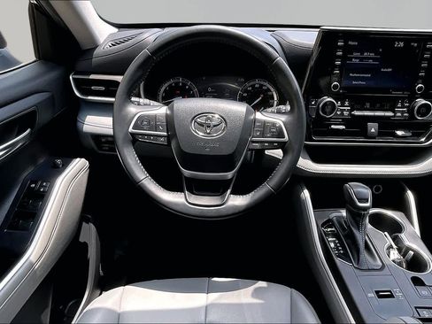 Used 2022 Toyota Highlander XLE FWD image 6