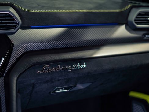 Used 2023 Lamborghini Urus Performante AWD/4WD image 8