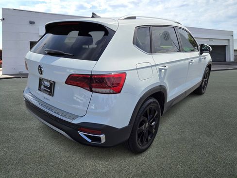 Used 2023 Volkswagen Taos SE w/ Panoramic Sunroof Package FWD image 3