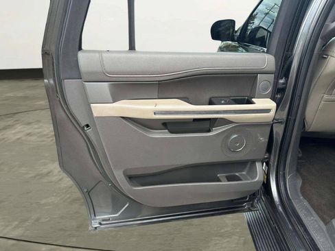 Used 2019 Ford Expedition Max XLT w/ Equipment Group 202A AWD/4WD image 12
