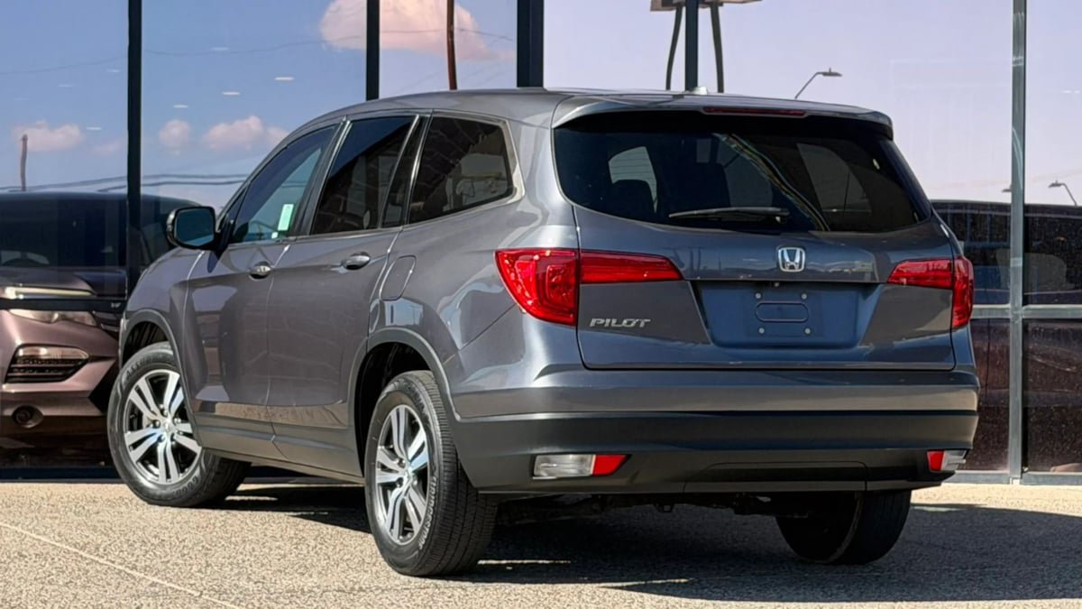 Used 2017 Honda Pilot EX image 10