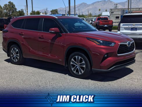 Used 2024 Toyota Highlander XLE AWD/4WD image 1