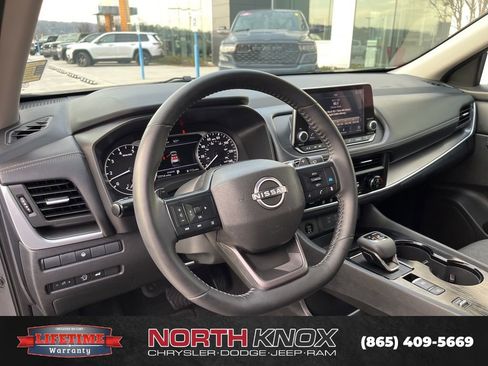 Used 2025 Nissan Rogue SV image 6