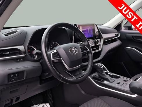 Used 2023 Toyota Highlander LE image 13