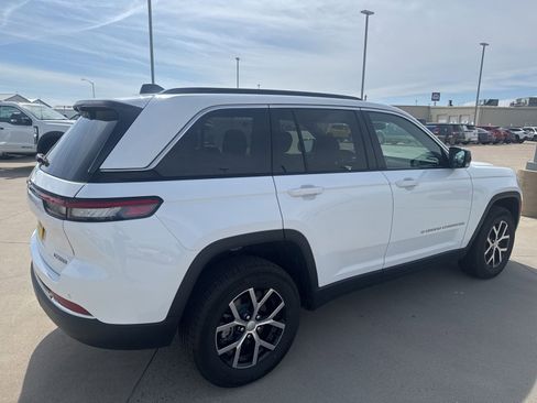 Used 2025 Jeep Grand Cherokee Limited w/ Luxury Tech Group II AWD/4WD image 7