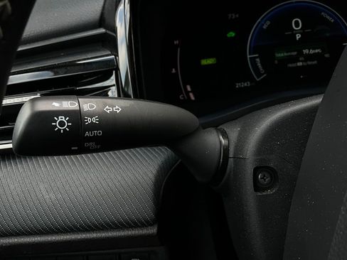 Used 2025 Toyota Camry SE image 35