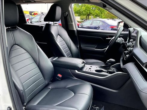 Used 2023 Toyota Highlander XLE image 8