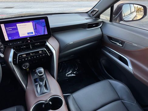 Used 2023 Toyota Venza XLE image 27