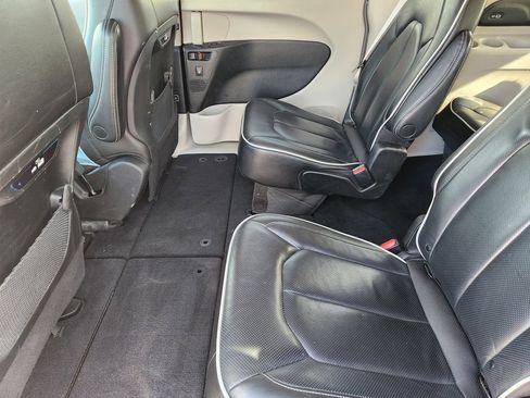 Used 2023 Chrysler Pacifica Limited image 29