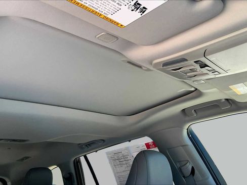 Used 2024 Toyota Highlander XLE FWD image 14