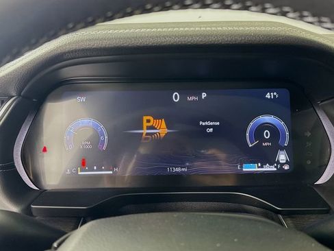 Used 2024 Jeep Grand Cherokee Limited w/ Luxury Tech Group II image 12