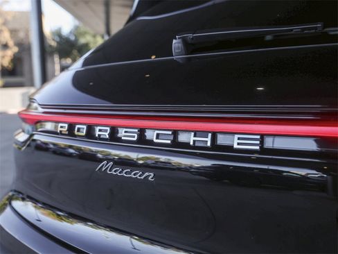 Certified 2022 Porsche Macan image 14