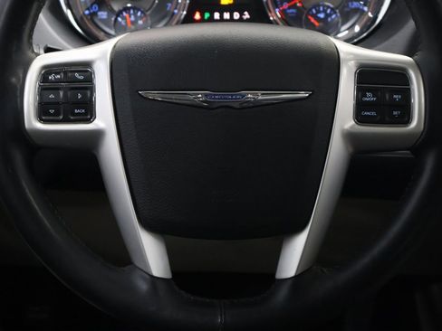 Used 2016 Chrysler Town & Country Touring-L image 17