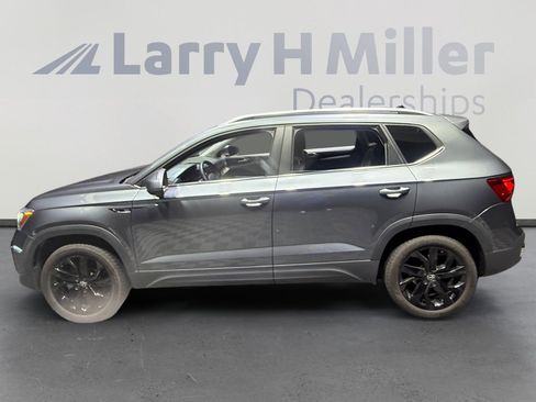 Used 2023 Volkswagen Taos SE w/ Panoramic Sunroof Package FWD image 2