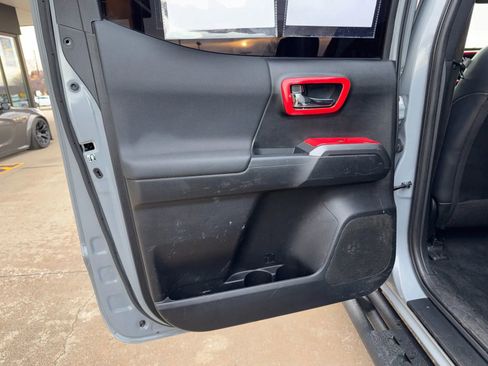 Used 2018 Toyota Tacoma TRD Off-Road image 14