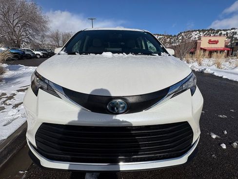 Used 2021 Toyota Sienna XLE image 12