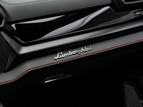 Used 2025 Lamborghini Urus SE AWD/4WD image 76