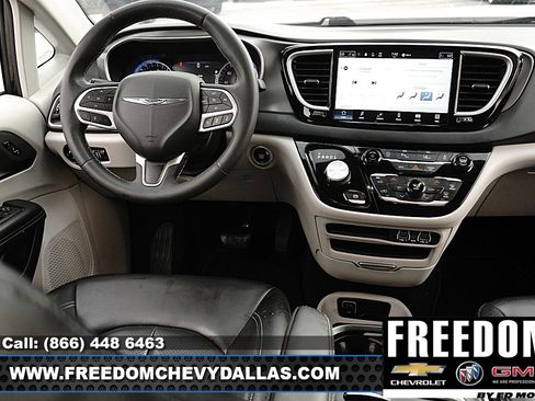 Used 2023 Chrysler Pacifica Touring-L FWD image 16