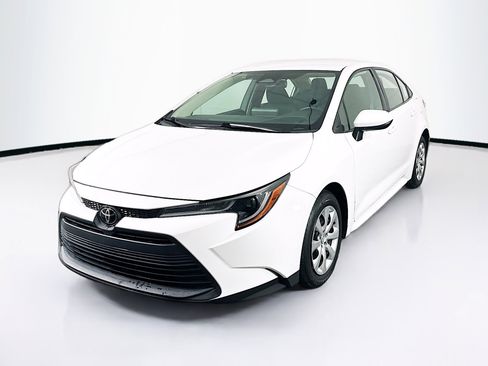 Used 2024 Toyota Corolla LE image 3